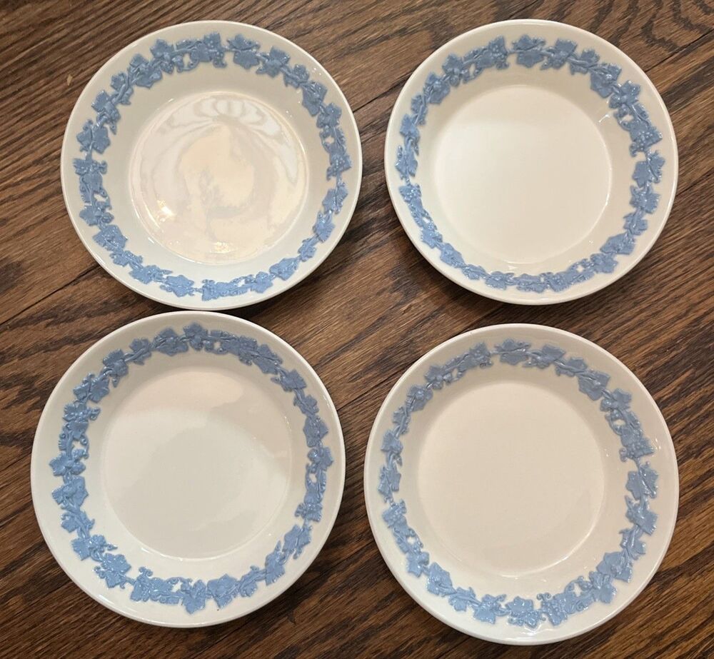 Wedgwood Queensware Set of 4 Dessert/Fruit Bowl Lavender on Cream Grapes Classic